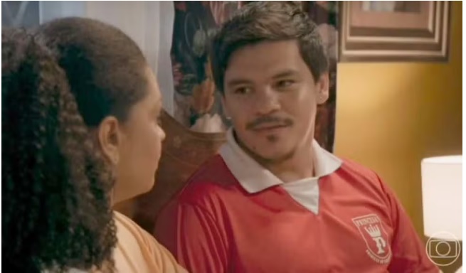 Adanilo surge com a camisa do Princesa do Solimões em novela da Globo