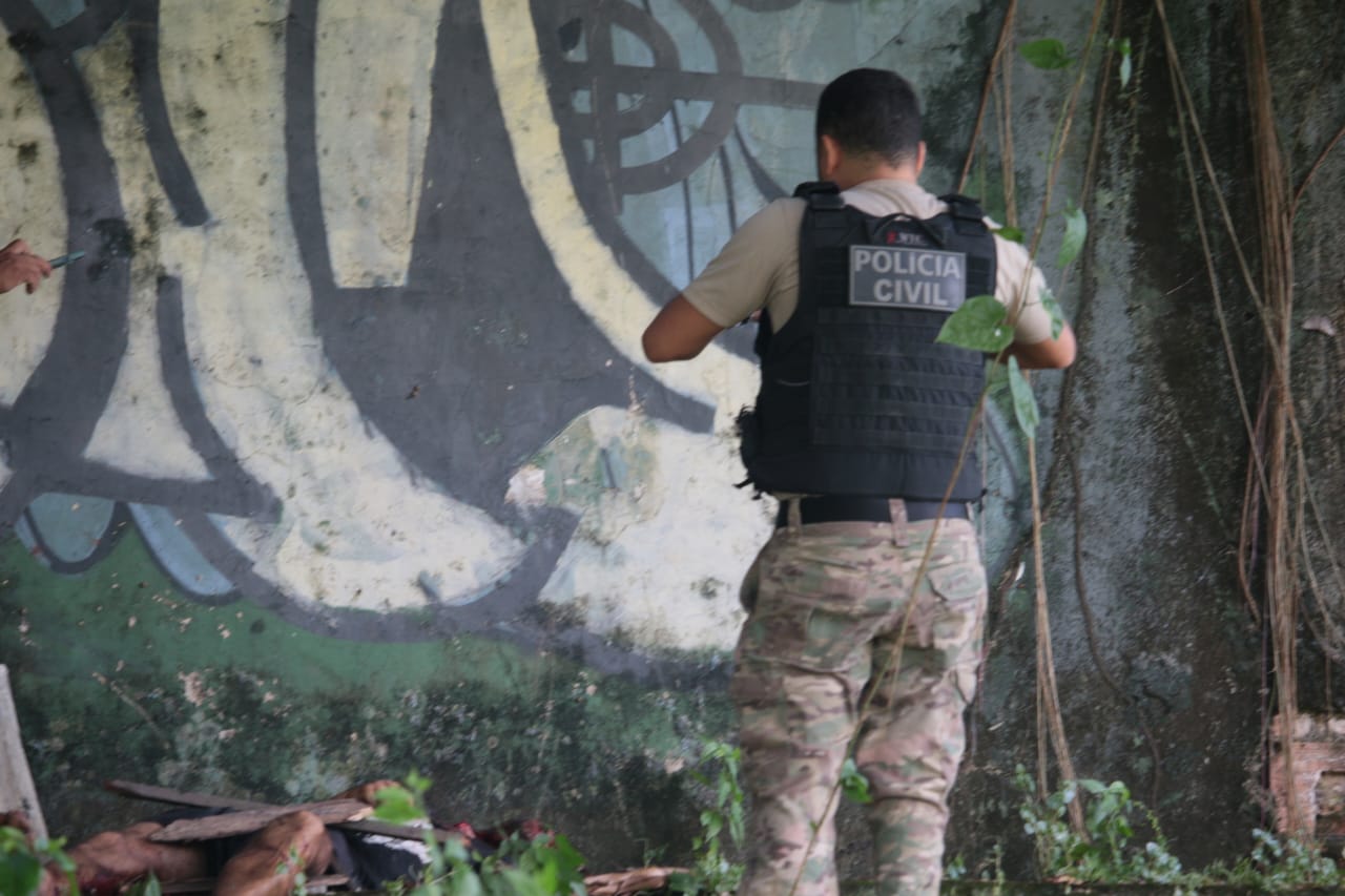 Com bilhetes, homem é encontrado degolado debaixo de ponte no Centro