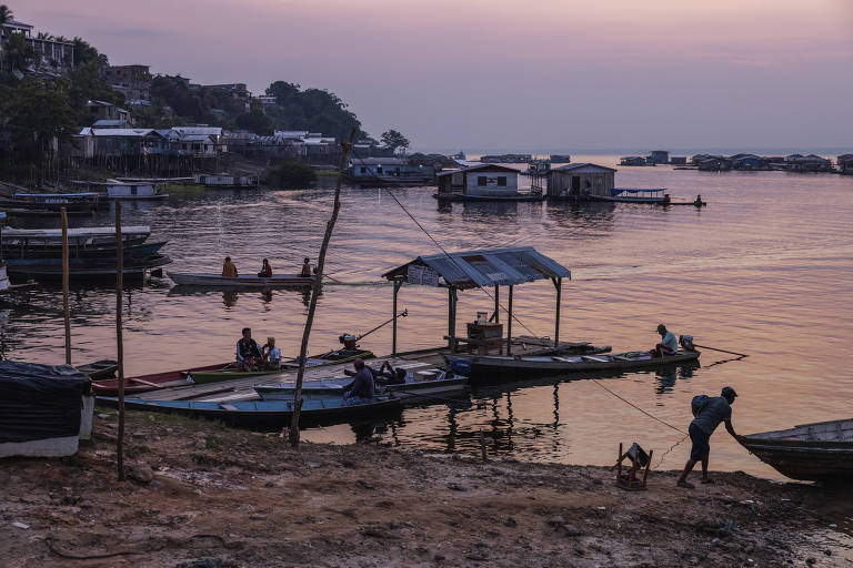 Rio Solimões vira deserto e indígenas adoecem bebendo água contaminada