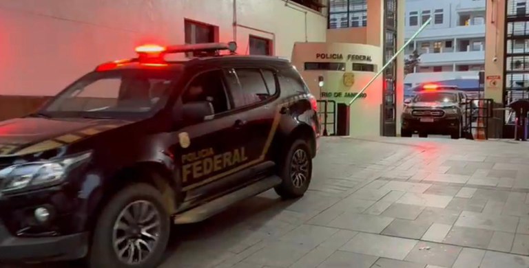 Delegado e policiais civis são alvos de operação da PF por desvio de malas com drogas