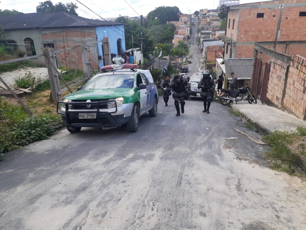 Irmãos tomam arma de criminosos e deixam dois baleados em Manaus