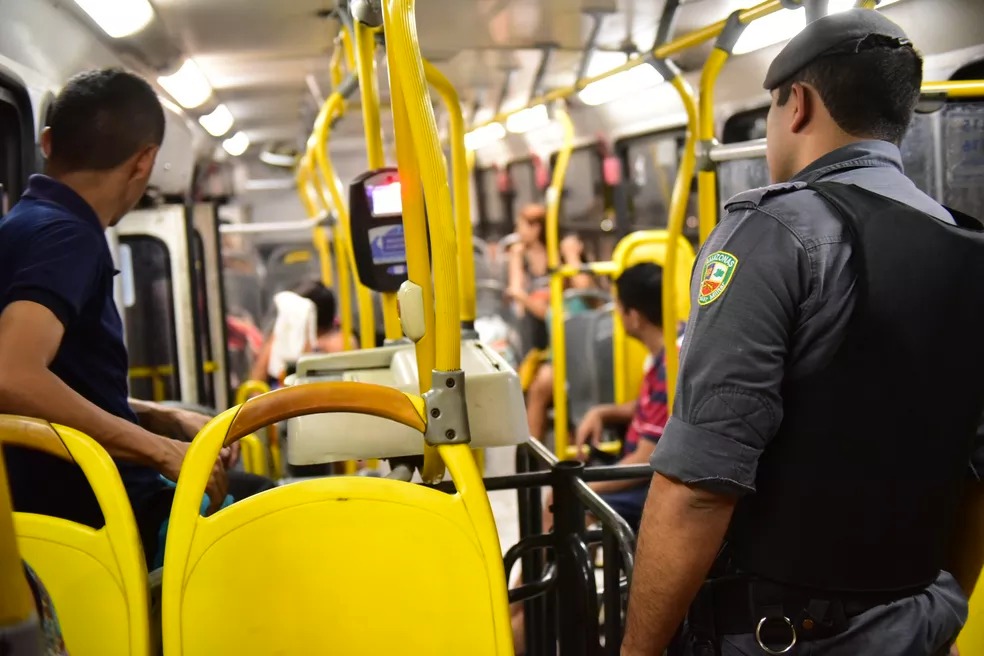 Ônibus 640 e 011 são alvos de ladrões ao mesmo tempo na Torquato, em Manaus