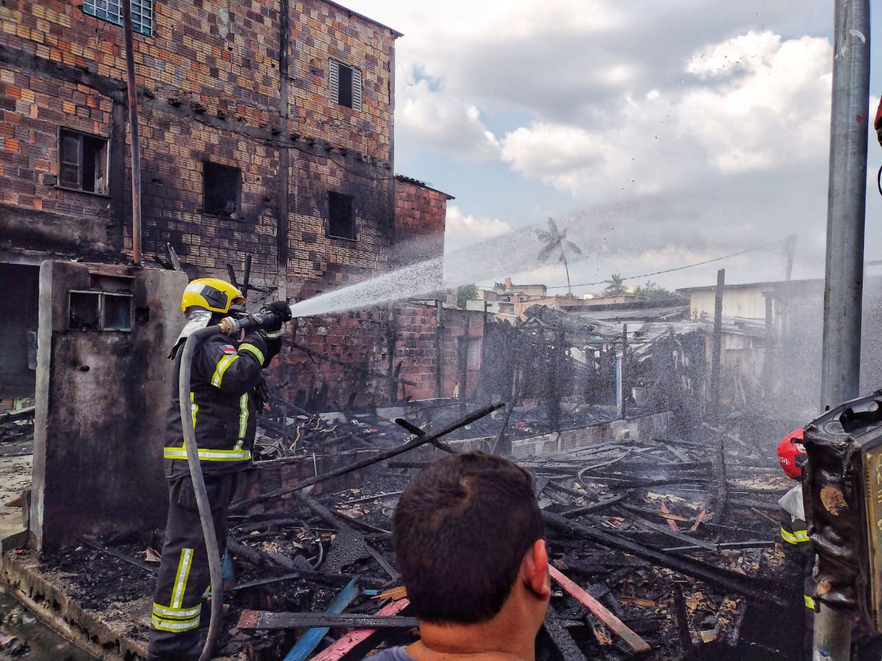 Famílias perdem tudo após 6 casas serem incendiadas em Manaus