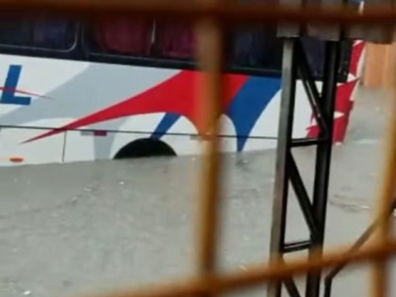 Igarapé transborda e veículos ficam submersos durante temporal em Manaus; Vídeo