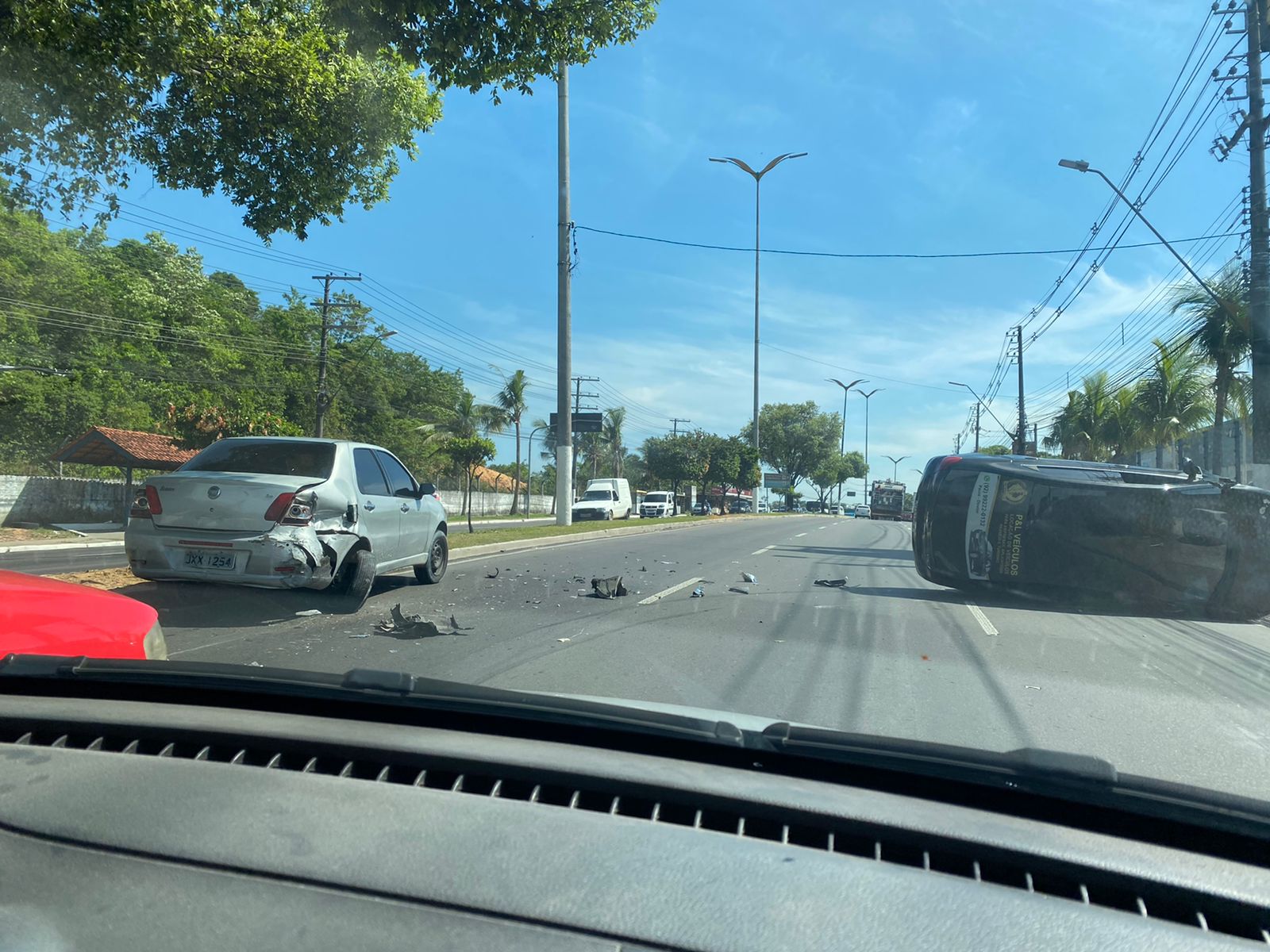 Carro capota ao tentar ultrapassagem e deixa motorista ferido em Manaus; vídeo