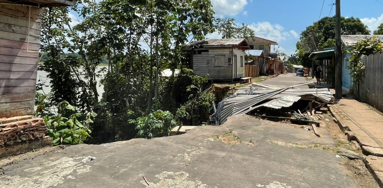 Justiça do Amazonas determina que prefeitura contenha cratera que ameaça engolir casas