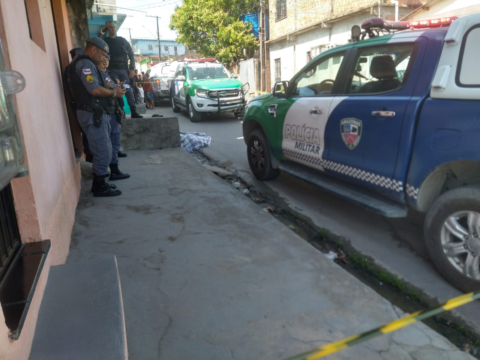 Em plena luz do dia, homem é executado a tiros em rua de Manaus