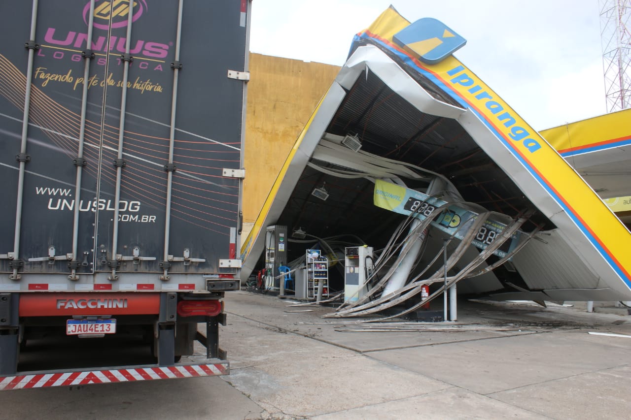 Frentista relata acidente após carreta invadir posto de combustível em Manaus