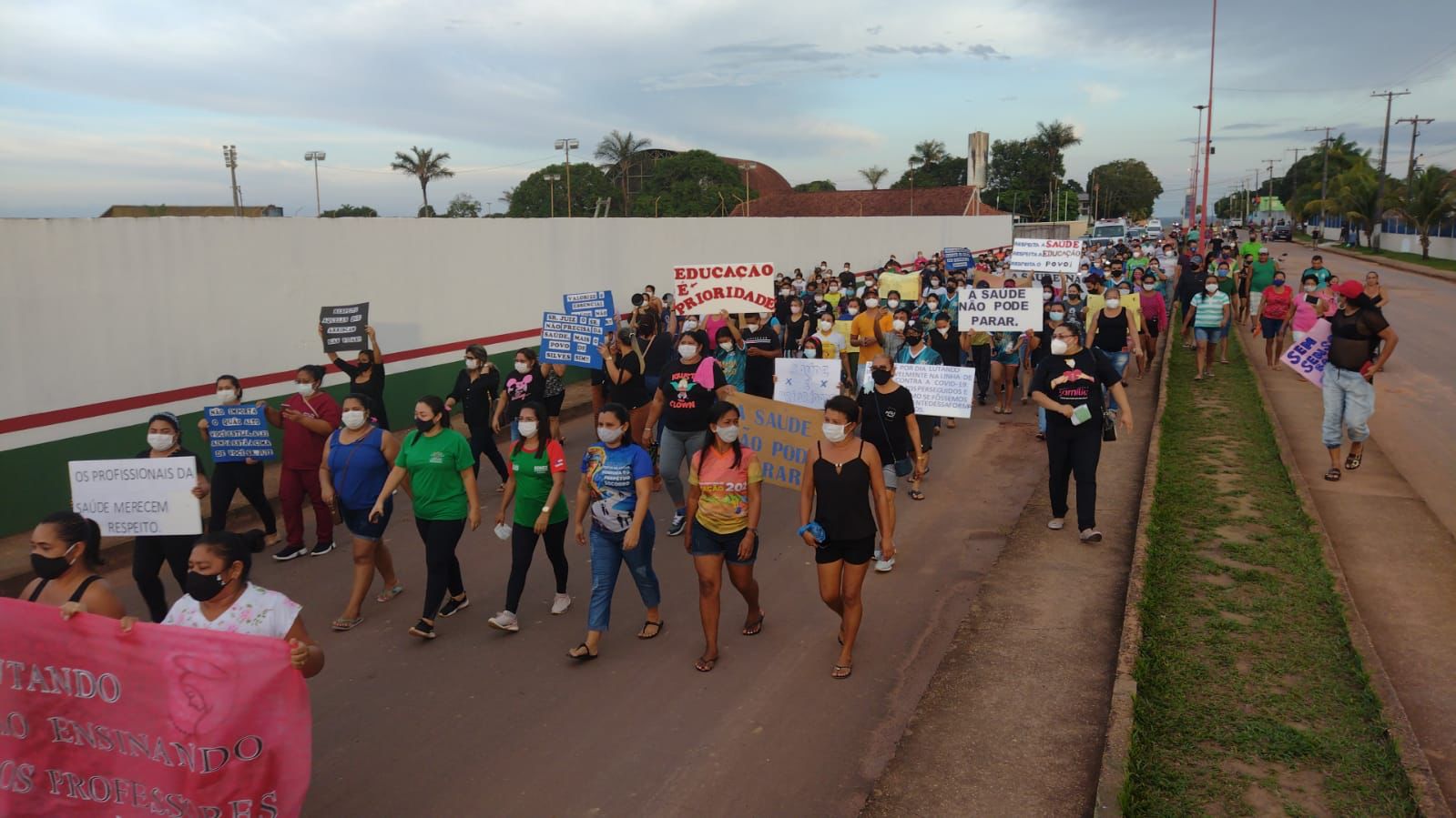 Profissionais da saúde e educação no Amazonas protestam contra exoneração em massa