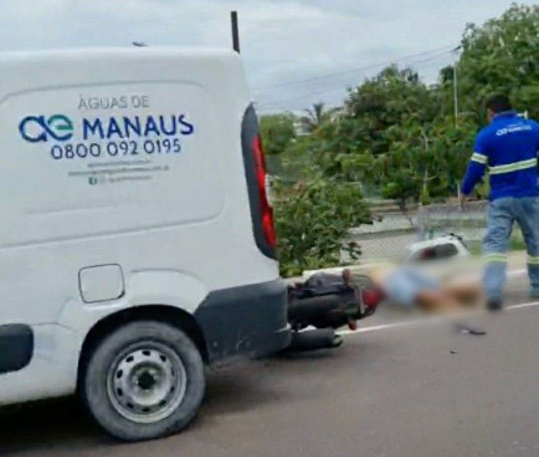 Motociclista fica desacordado na sarjeta após acidente com carro da Águas de Manaus