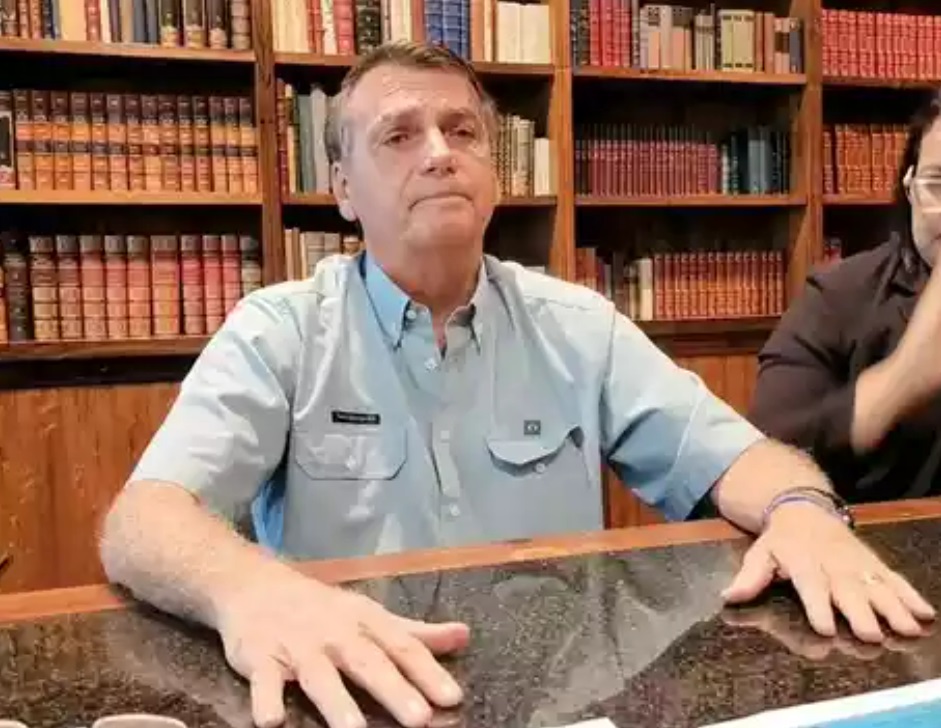 Bolsonaro se manifesta sobre atos no DF, diz ser contra vandalismo e repudia acusações de Lula