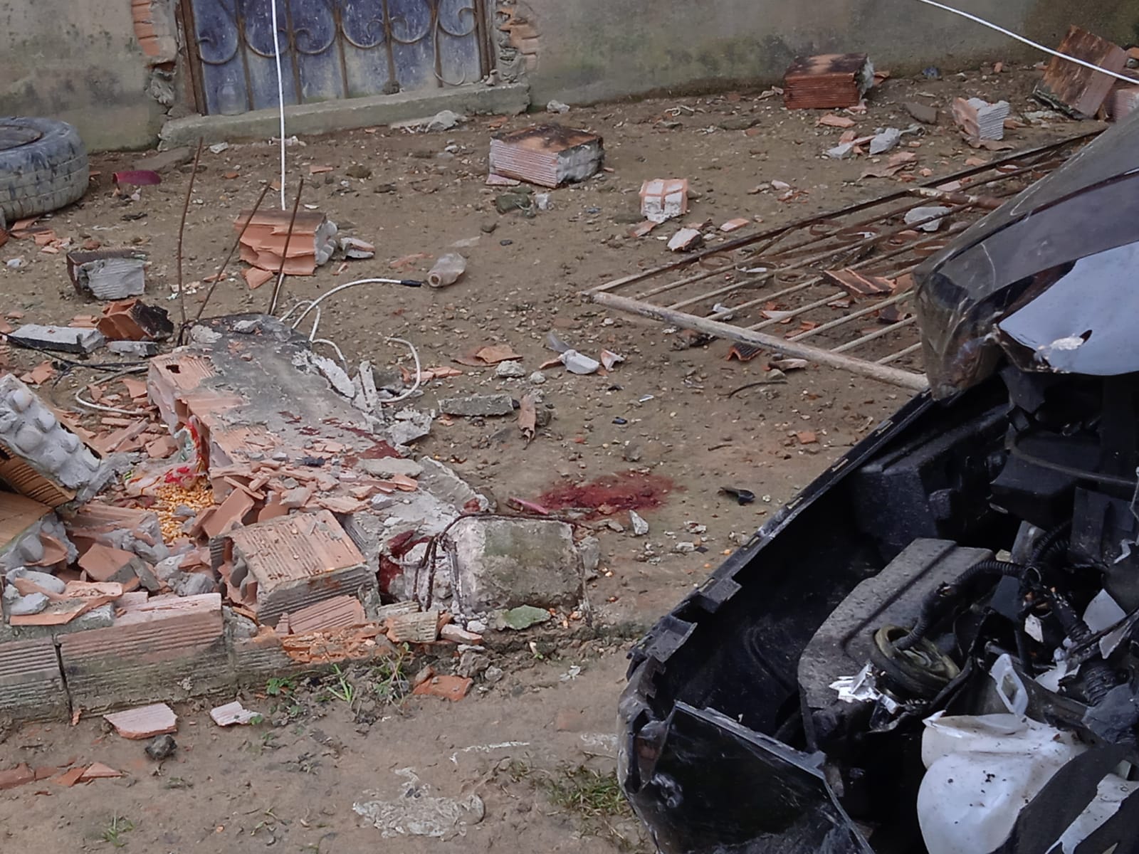 Muro cai e quebra perna de mulher em Manaus após caminhão da Coca-Cola perder o controle