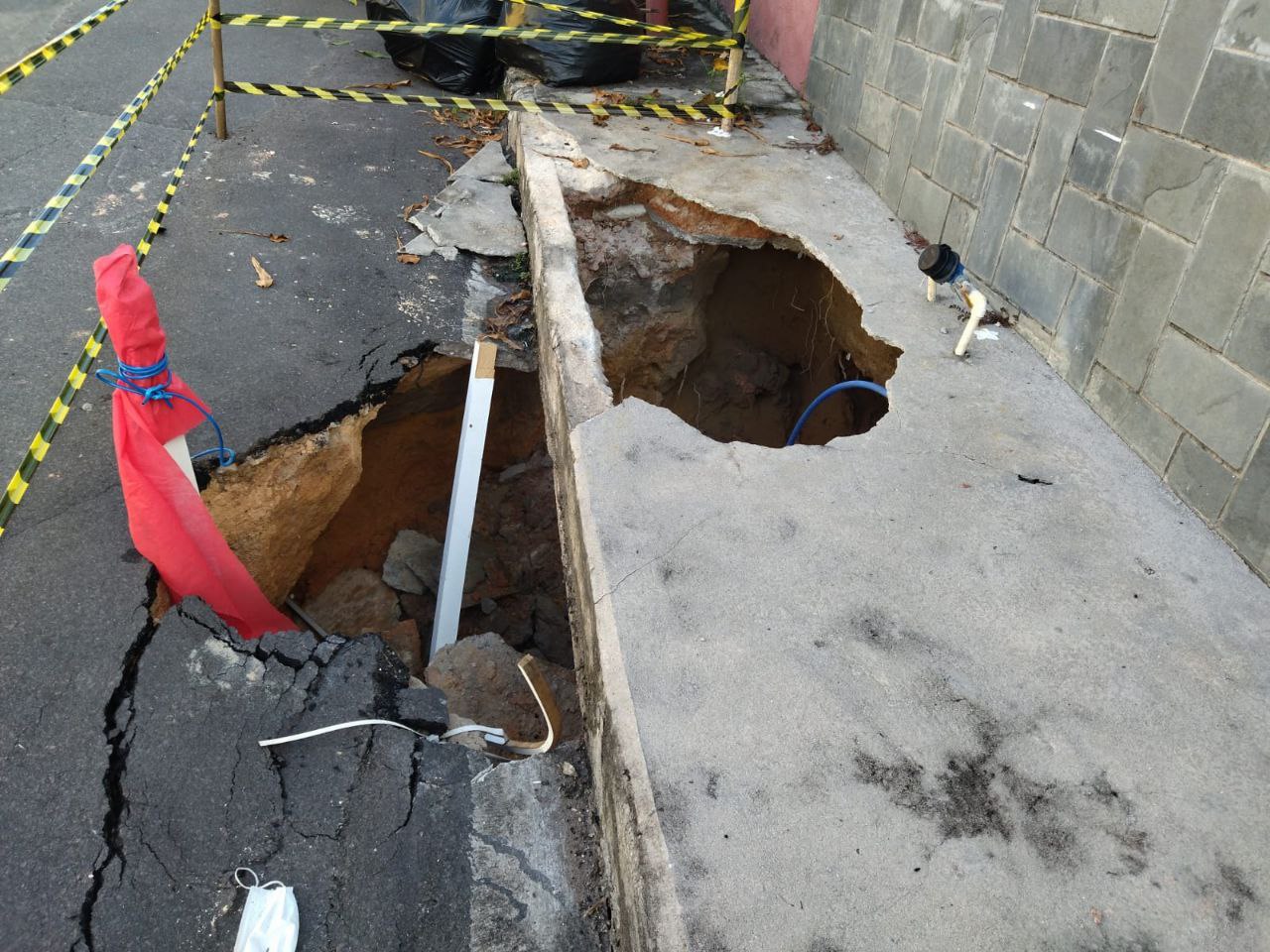 Idoso fica ferido ao ser engolido por calçada em Manaus; vídeo