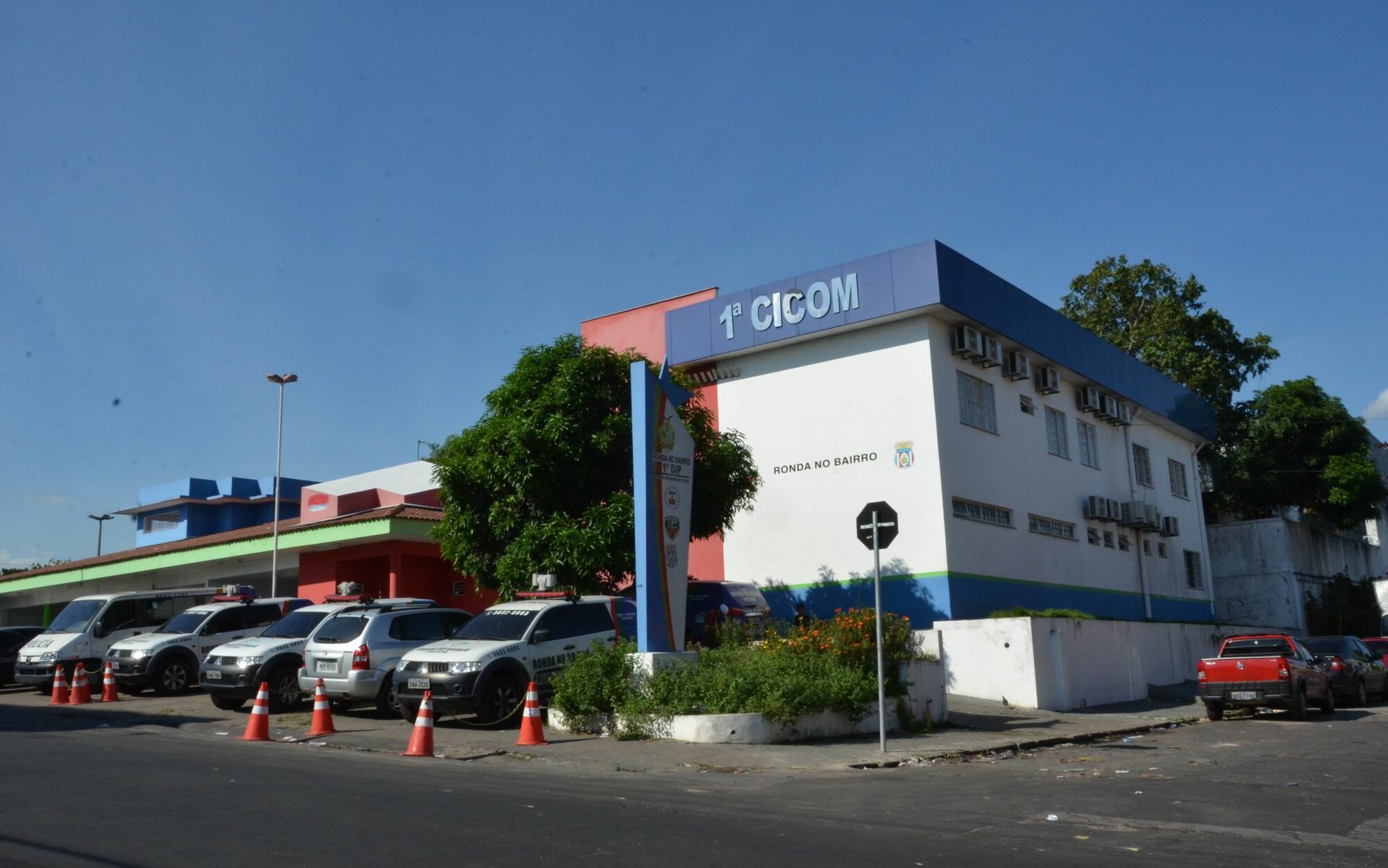 Armado com 'peixeira', homem é preso após assaltar drogaria em Manaus