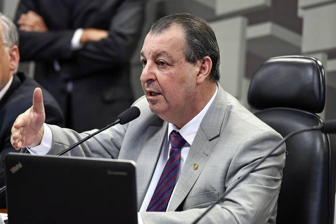 Omar Aziz afirma que mudança na política econômica pode acabar com inflação no país