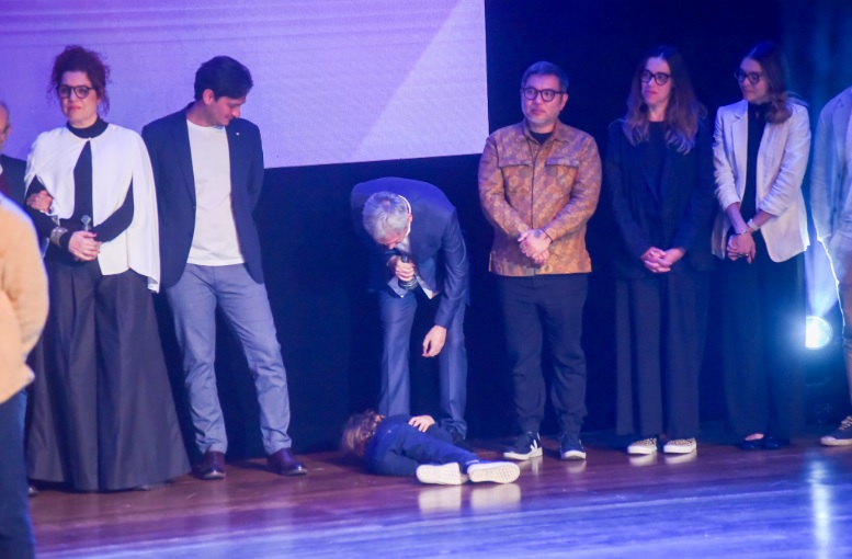 Em aparição raríssima, filho de Serginho Groisman invade palco e se joga no chão