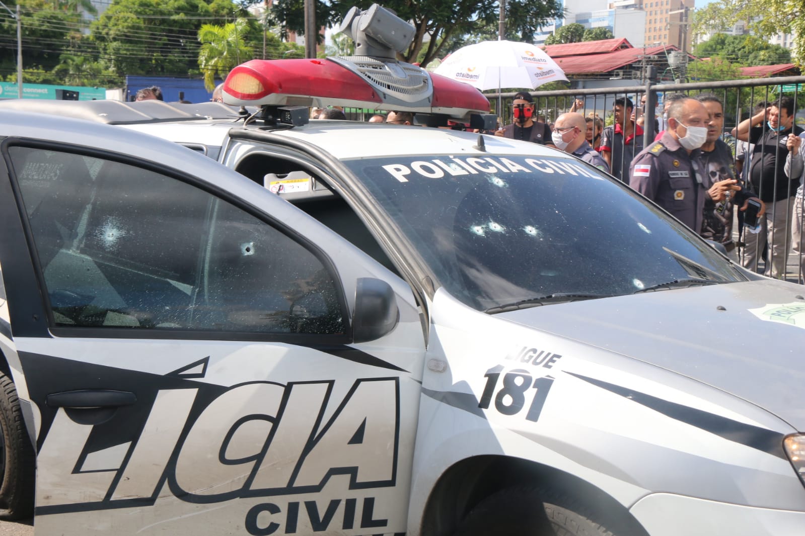 Viatura da polícia com presos é fuzilada ao chegar em fórum em Manaus; Vídeo