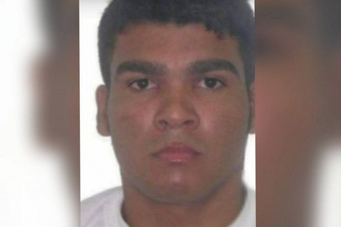 Com medo do serial killer Lázaro, grávida dorme em carro próximo a policias
