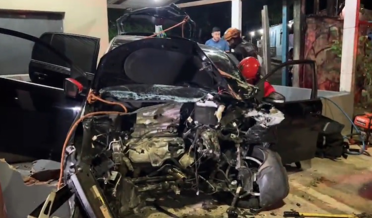 Motorista fica preso as ferragens ao ter carro prensado em muro em grave acidente em Manaus