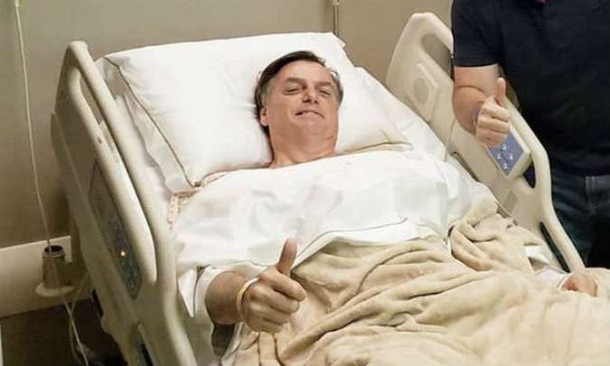 Governo diz que Bolsonaro permanece internado, mas está bem