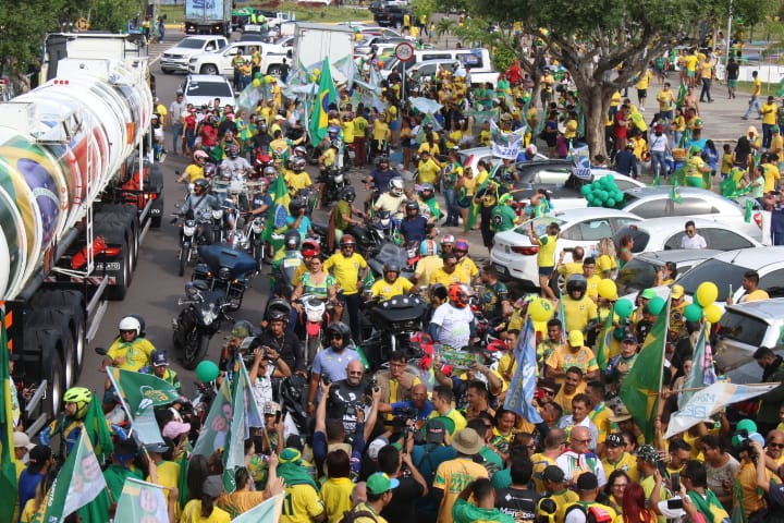 Manifestantes lotam Ponta Negra em ato em comemoração ao 7 de Setembro