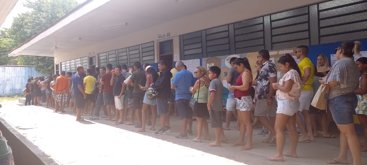 Filas quilométricas são registradas em colégios eleitorais no Amazonas