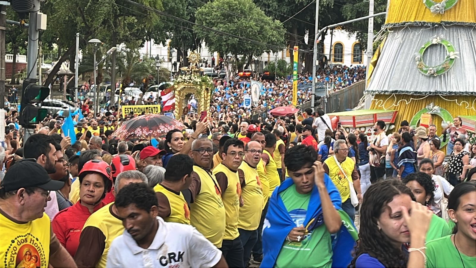 Milhares de fiéis percorrem ruas do Centro durante procissão em Manaus
