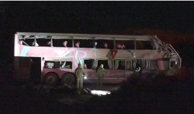 Duas brasileiras morrem e mais de 30 ficam feridos após ônibus capotar no Chile