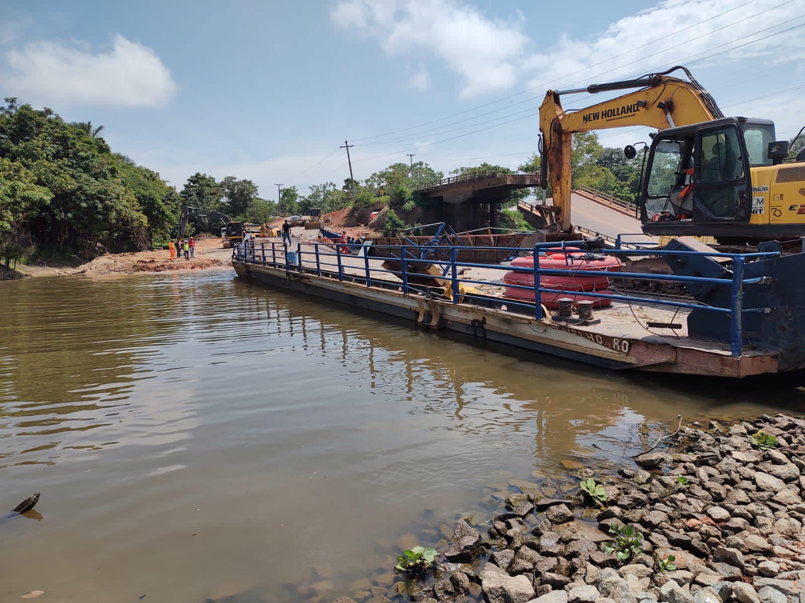 Balsa que fará travessia de pessoas pode ser liberada neste sábado na ponte que desabou na BR-319