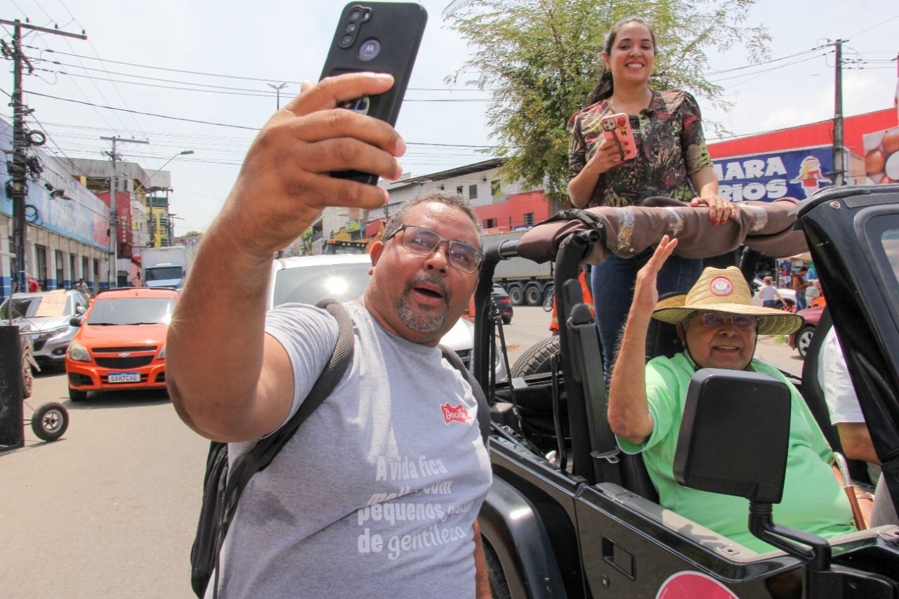 No 'jipe elétrico', Amazonino inicia semana percorrendo zonas Norte e Leste de Manaus