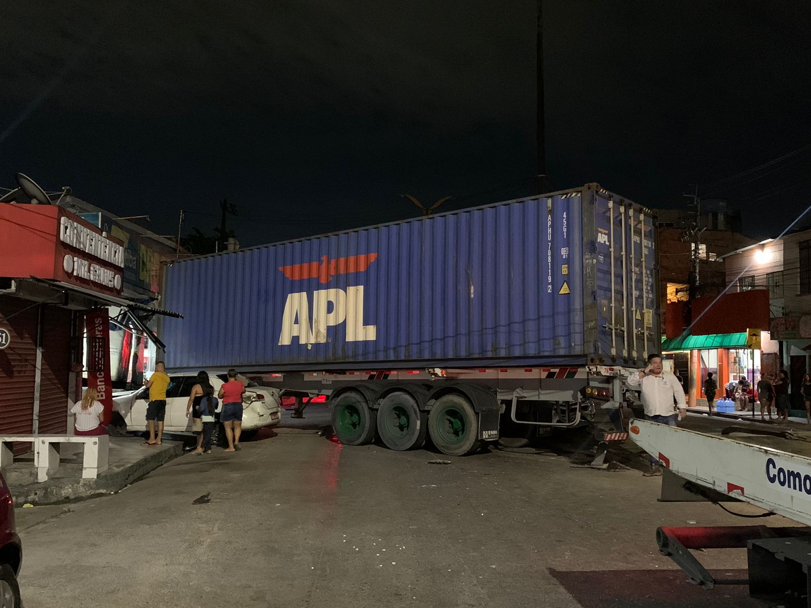 Avenida Rodrigo Otávio continua interditada após acidente com carreta em Manaus