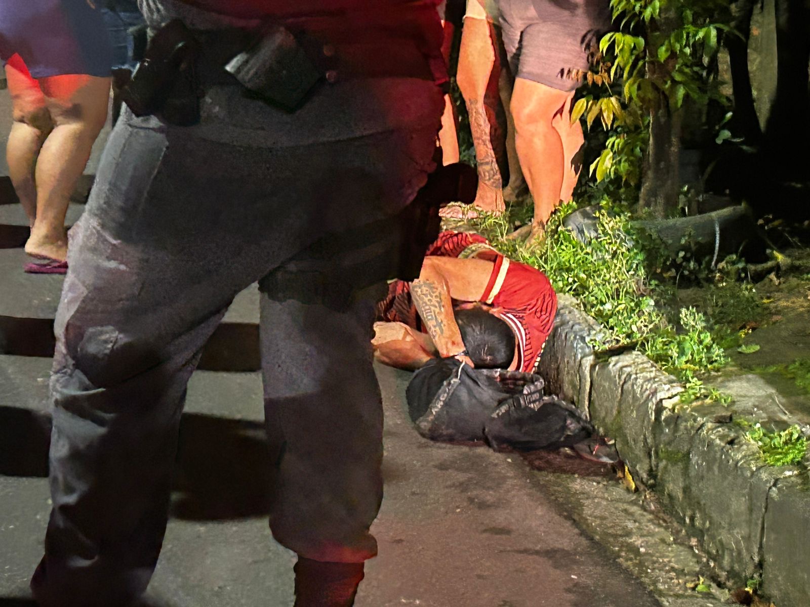 Suspeito de matar mulher em matagal da Ufam leva surra; crime pode ter sido motivado por ciúme