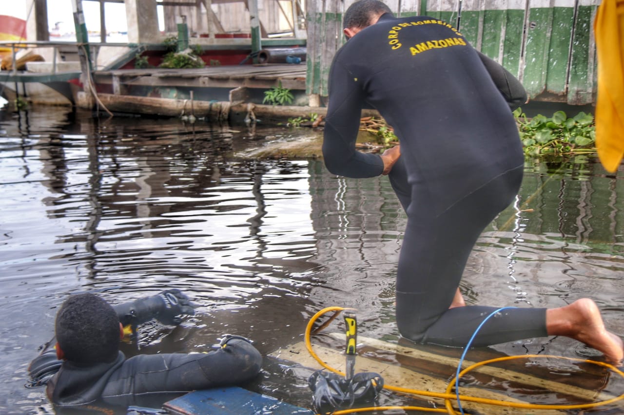 Bebê desaparece após cair de flutuante enquanto brincava em Manaus 