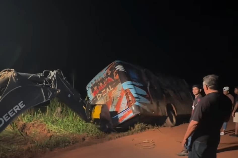 Ônibus da banda ‘Forró Ideal’ tomba em estrada a caminho de show em Roraima
