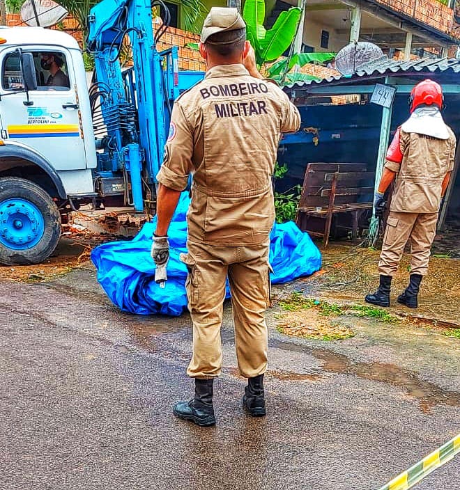 Idosa é levada às pressas para hospital após caminhão invadir casa em Manaus
