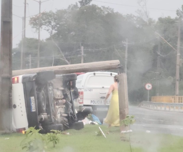 Carro desliza na pista e arranca poste de energia em acidente no Tarumã