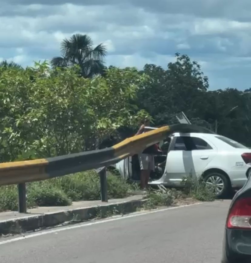 Durante acidente, carro vai parar debaixo de grade de contenção na Avenida das Torres