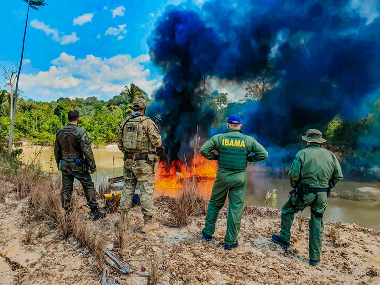 PF e Ibama destroem dragas usadas em garimpo ilegal com auxílio da PRF do Amazonas