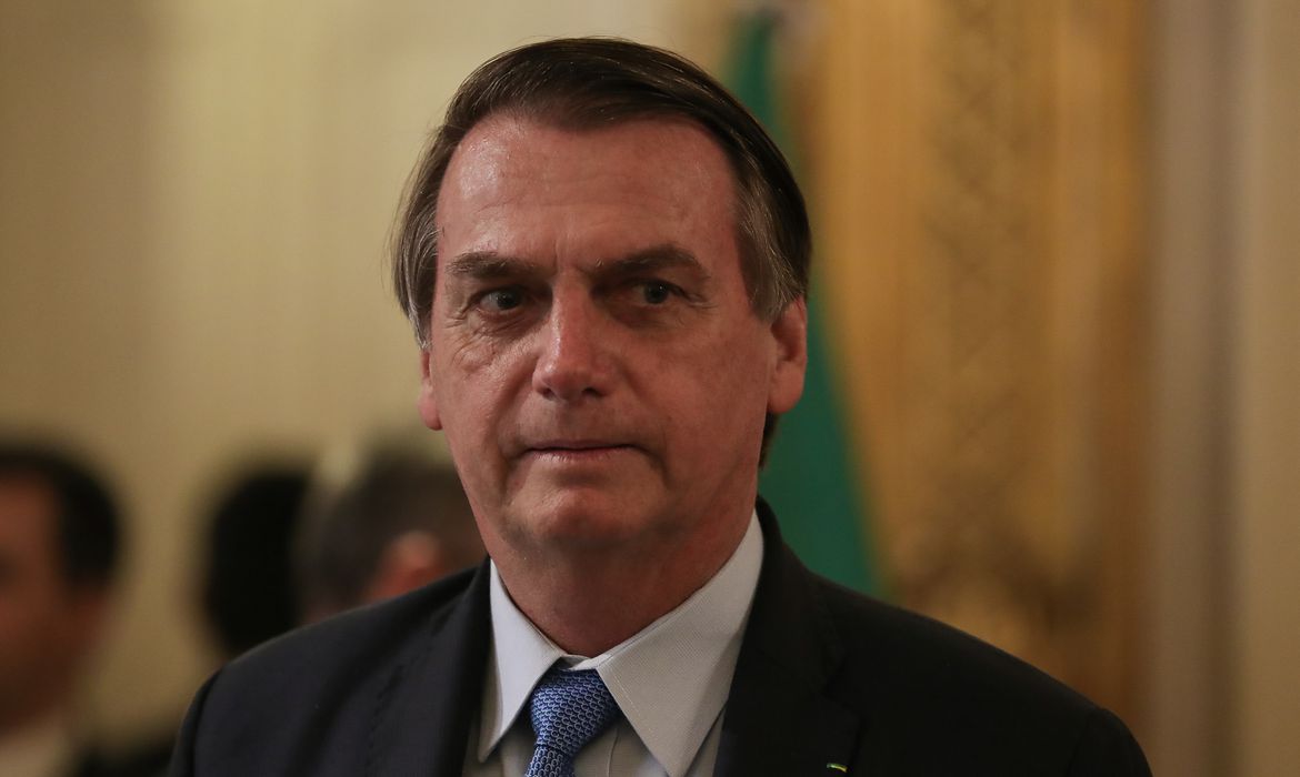 Bolsonaro veta prazo de 5 dias para Anvisa autorizar vacinas contra Covid
