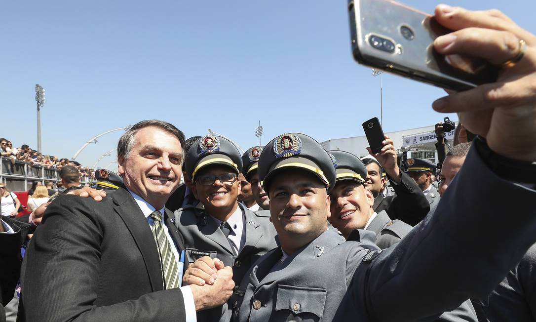 De olho na reeleição, Bolsonaro dará R$ 100 milhões para policiais comprarem casa