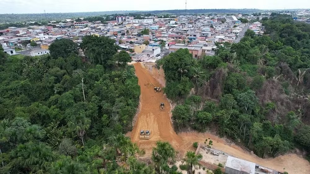 Seminf dá início a obra em cratera gigante que ameaçava 'engolir' casas em Manaus