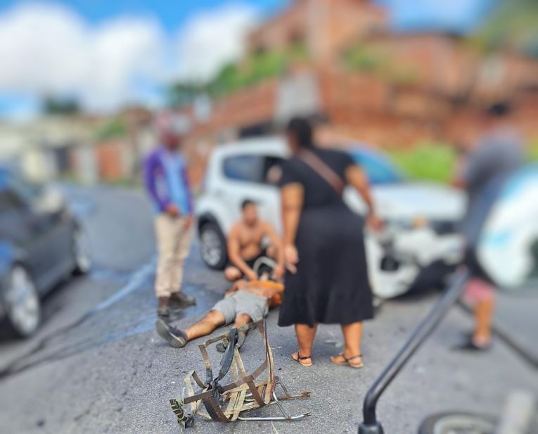 Entregador de gás fica ferido em colisão frontal entre carro e moto no Terra Nova
