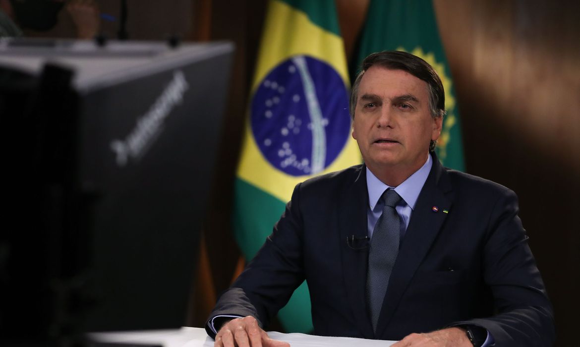 Bolsonaro é alvo de panelaços após recorde de mortes por Covid-19 no Brasil