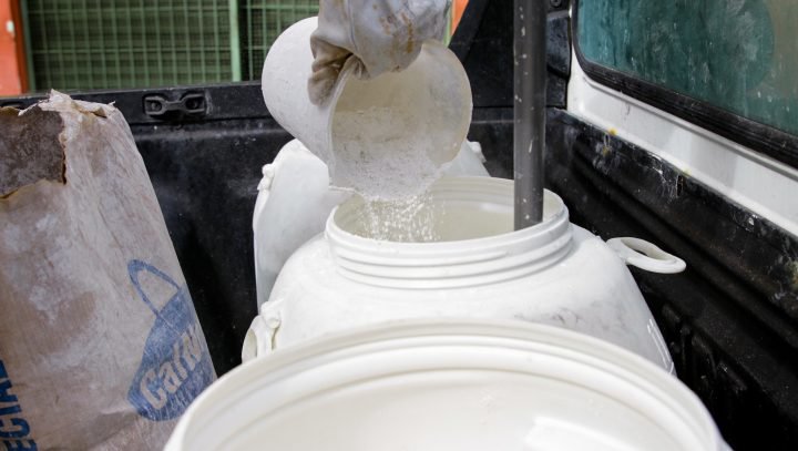 Cal é jogado em área alagada no Centro de Manaus devido à cheia do rio Negro