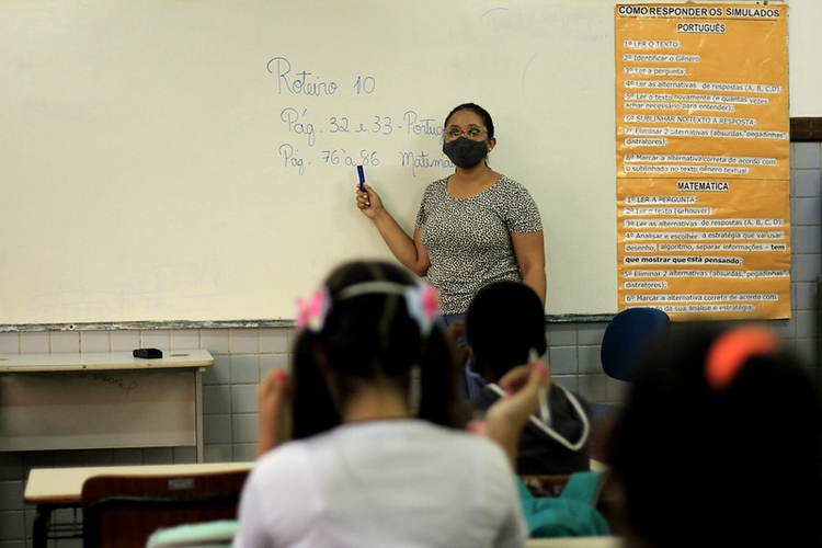Senado aprova projeto que destina recursos do Fundeb para professores