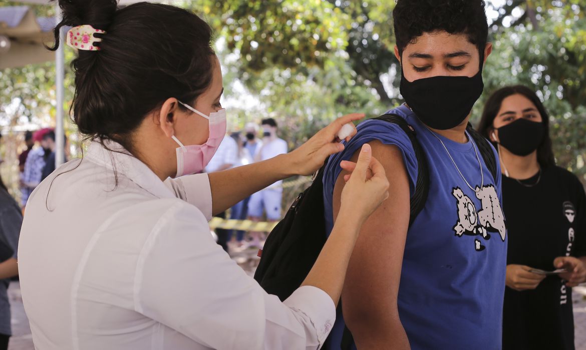 20 milhões de brasileiros estão atrasados com 2ª dose de vacina contra Covid-19