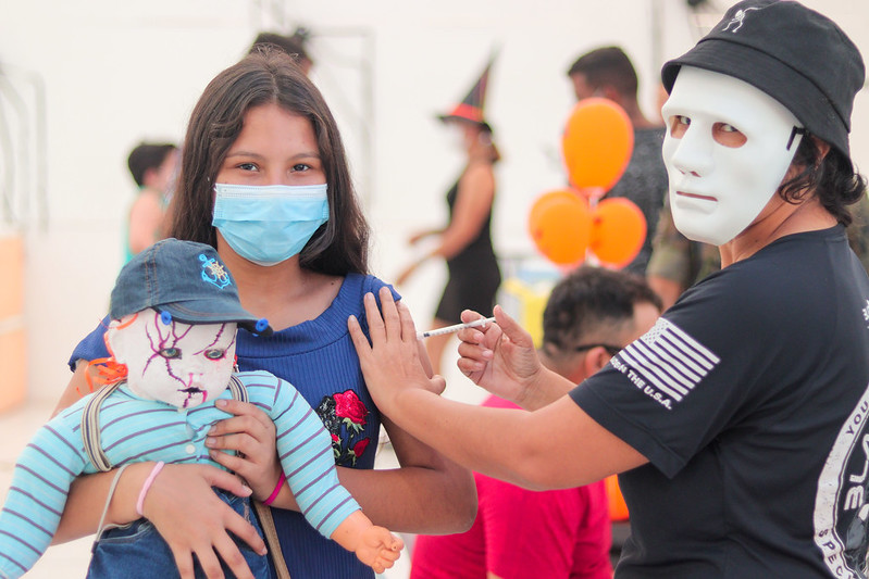Vacinas ou travessuras? Halloween vira tema em posto de vacinação contra a covid em Manaus