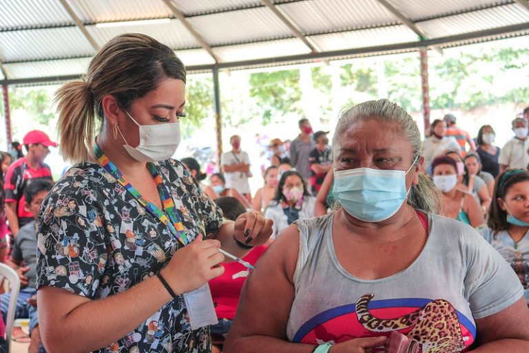 Indígenas do Parque das Tribos são vacinados contra Covid em Manaus
