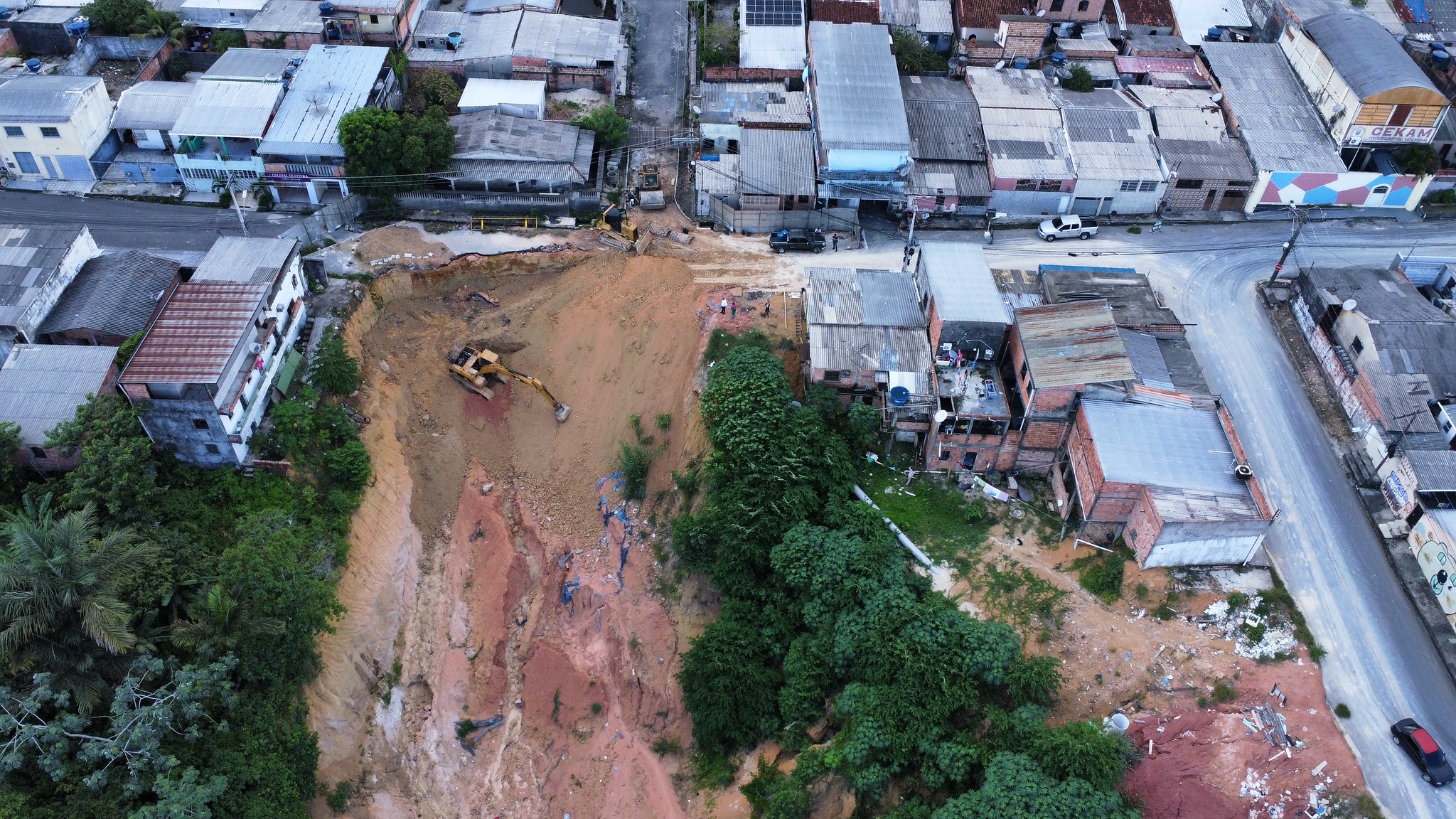 Cratera que abriu há 1 ano e colocou moradores em risco passa por obras em Manaus