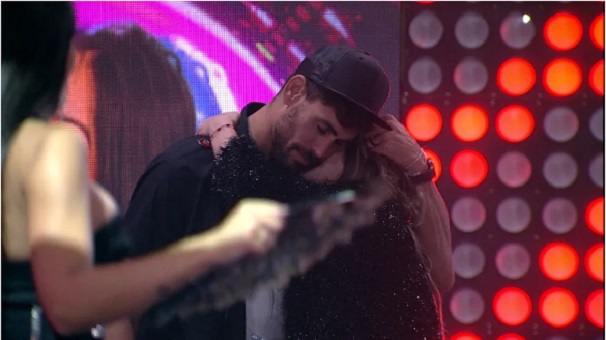 BBB23: Amanda se declara para Cara de Sapato durante festa das Líderes